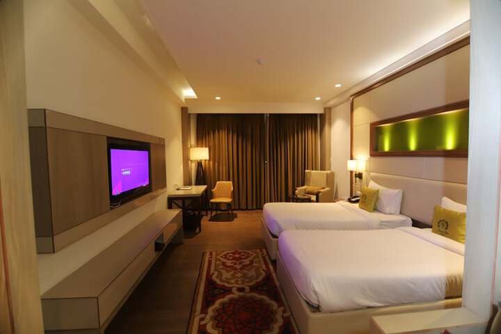 Room 11 of 34