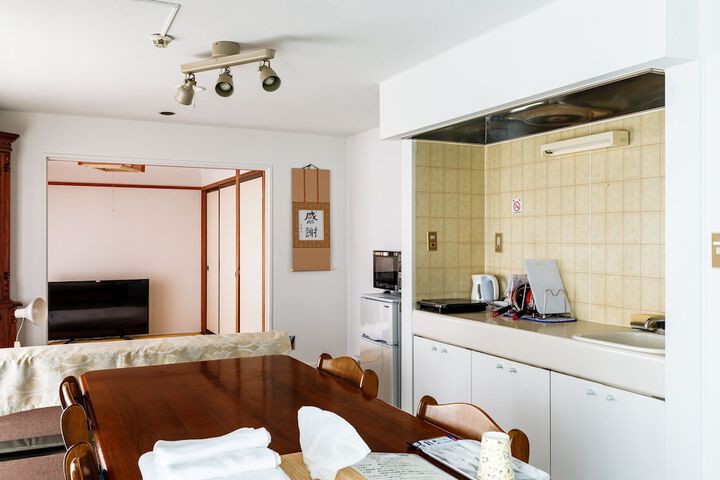Room 10 of 28