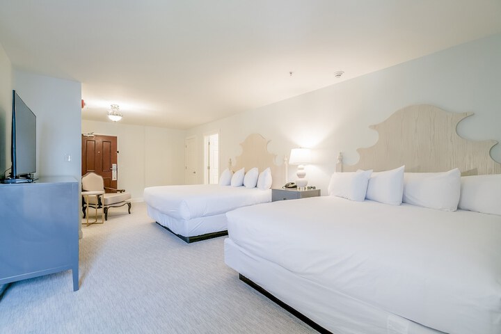 Basic 2 Queen Beds (8 of 13)