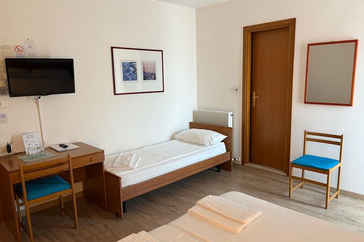 Room 12 of 33