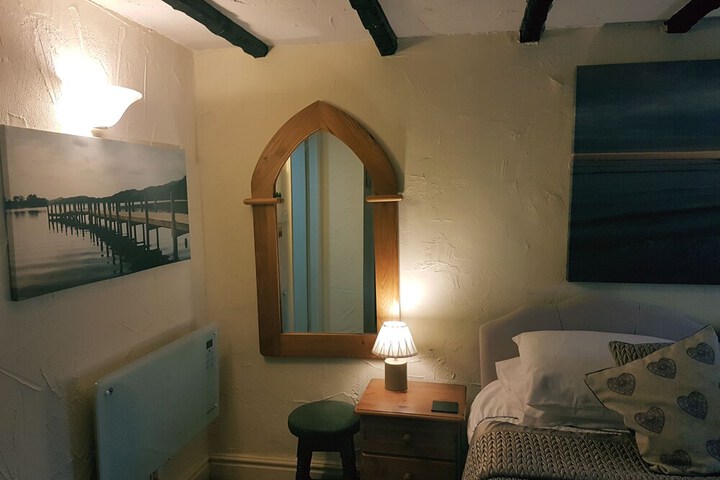 Room 2 of 10
