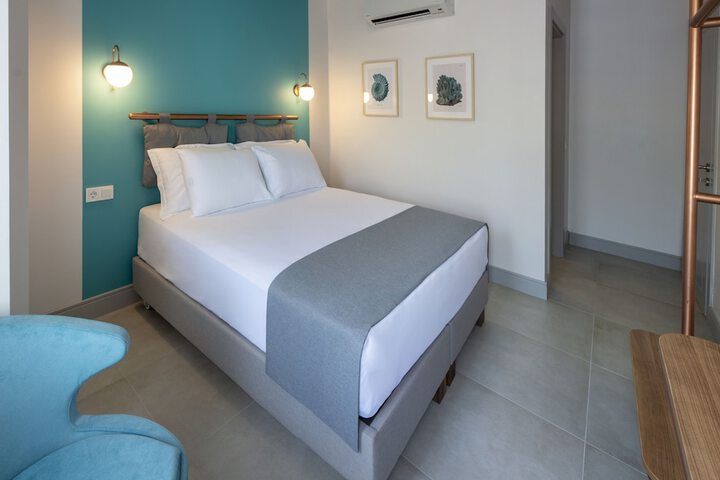 Room 4 of 18