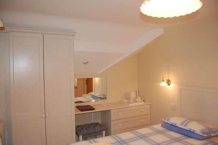 Room 4 of 38