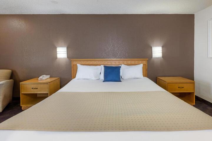 1 King Bed (12 of 14)
