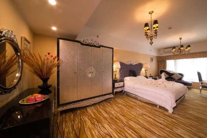 Room 8 of 32