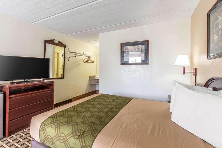 1 Queen Bed (7 of 12)