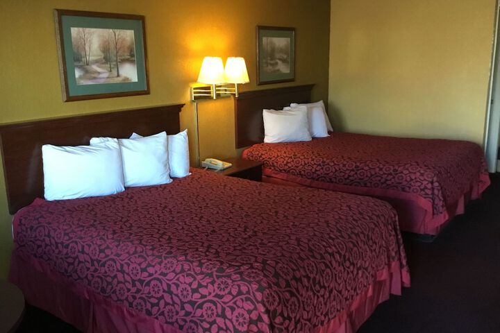 Basic 2 Queen Beds (6 of 7)