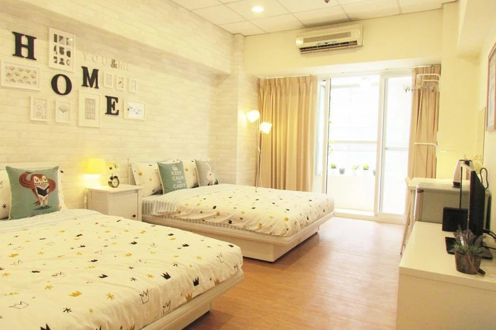 Room 2 of 10