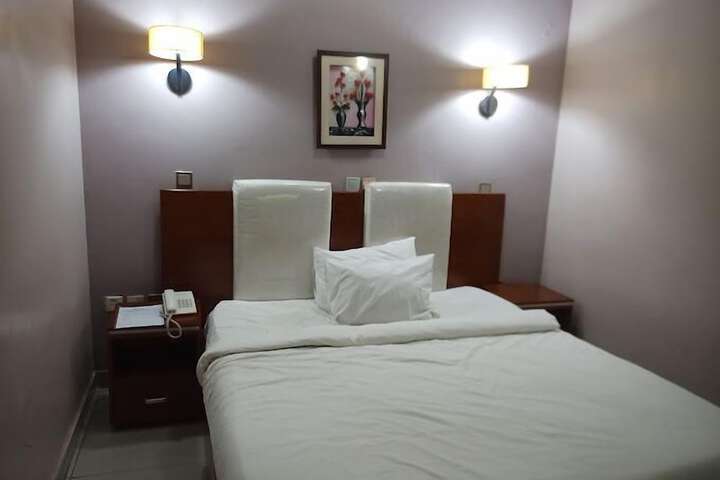 Room 7 of 33