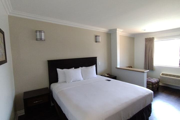 1 King Bed (1 of 18)