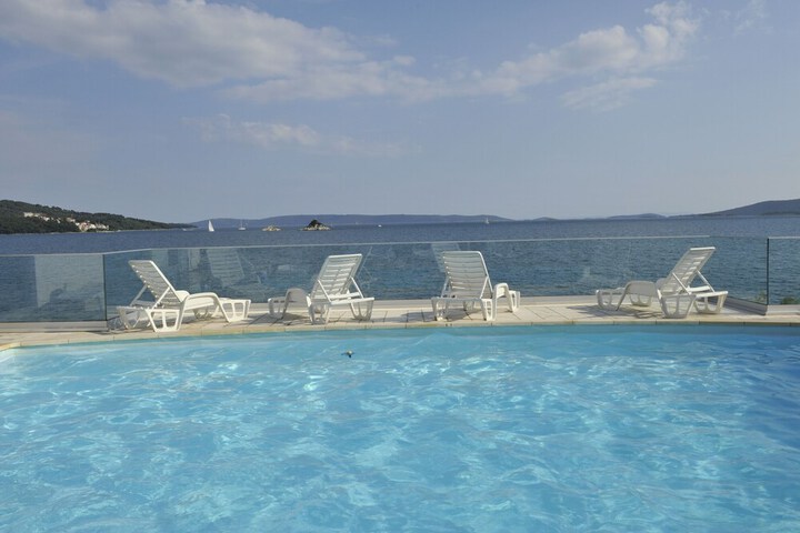 Pool 19 of 44