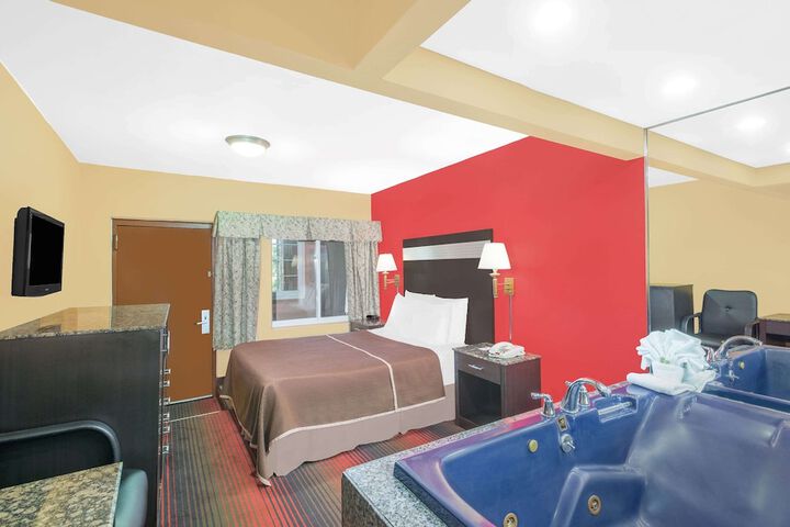 1 Queen Bed (9 of 18)