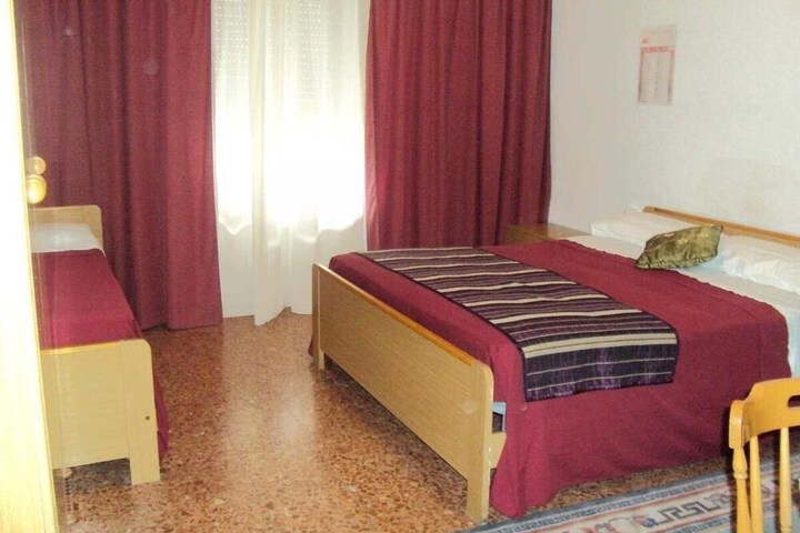 Room 8 of 37