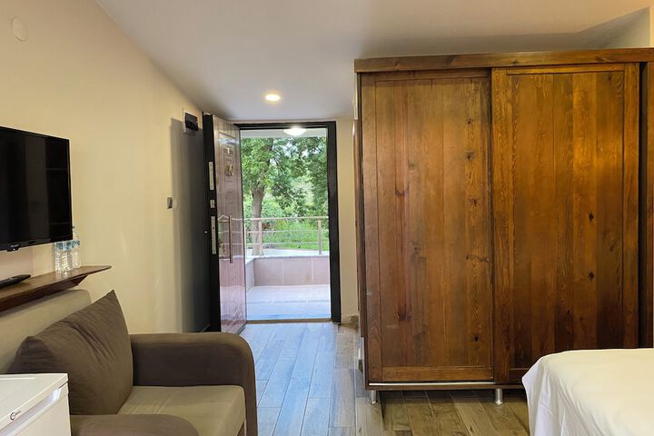 Room 5 of 33