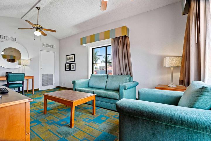 1 King Bed Mobility Hearing Impaired Accessible Room (15 of 22)