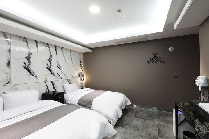 Room 9 of 96