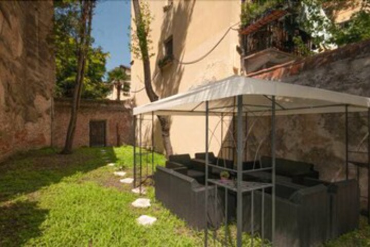 Hotel Exterior 12 of 30