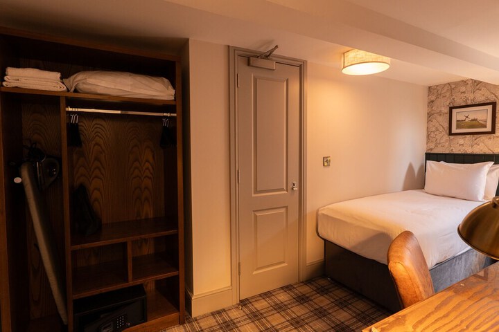 Room 10 of 85