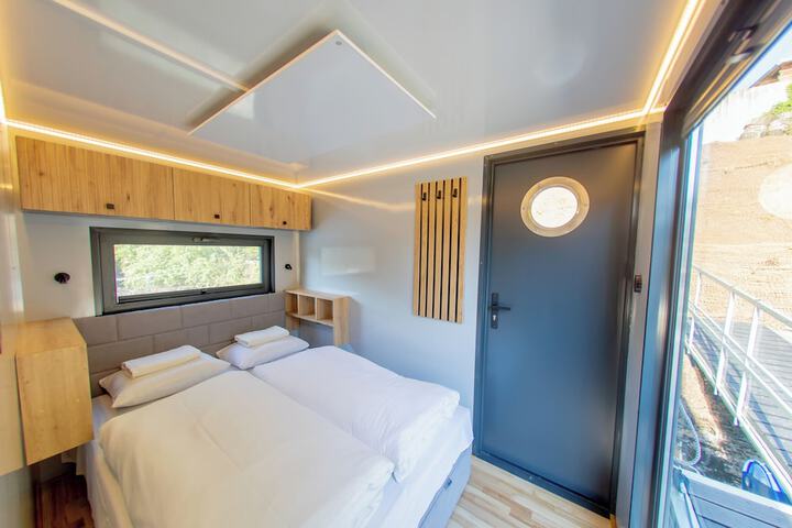 Room 8 of 60