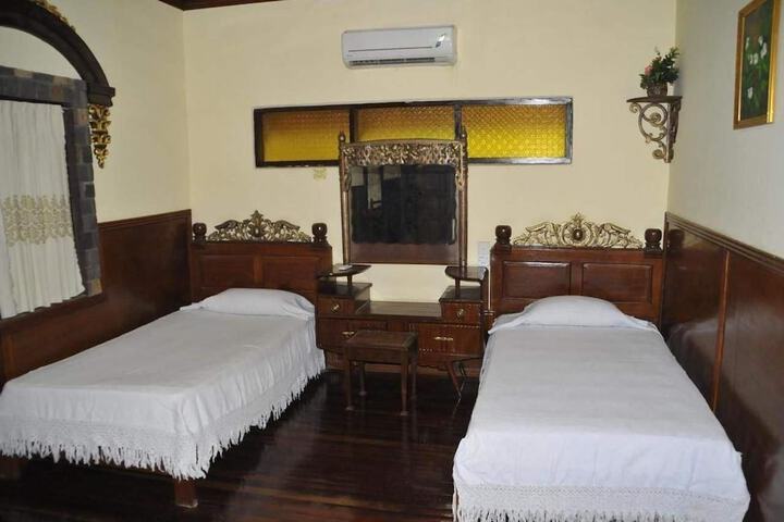 Room 13 of 28