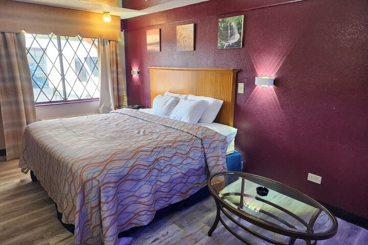 1 King Bed (22 of 24)