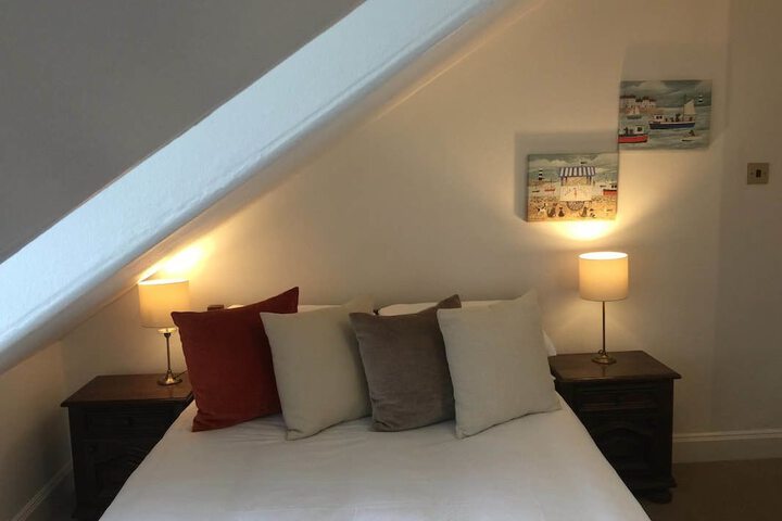Room 4 of 18