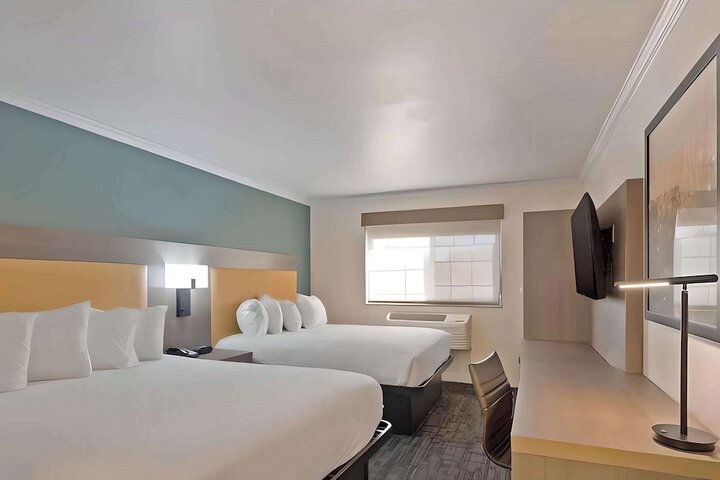 1 Queen Bed Accessible (14 of 21)