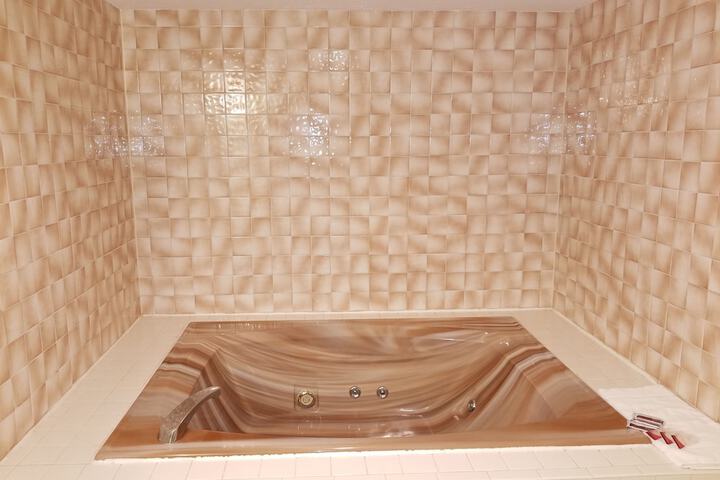 Deep soaking bathtub