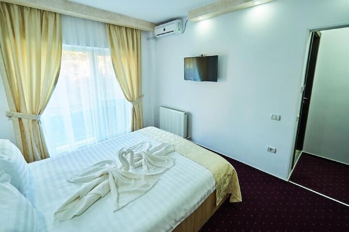 Room 6 of 34