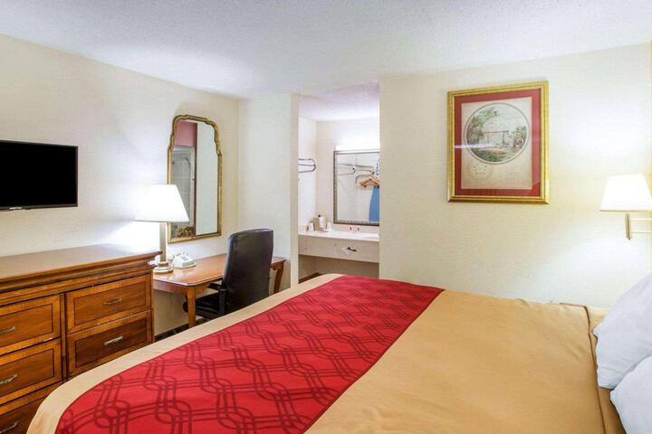 1 King Bed Mobility Accessible (8 of 9)