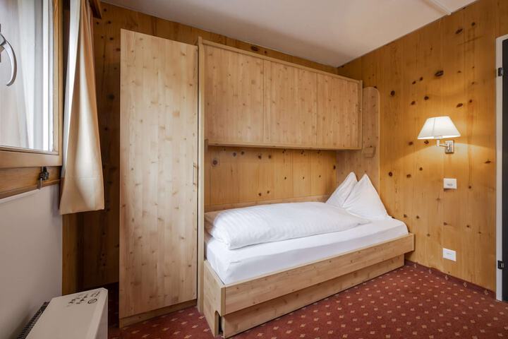 Room 8 of 77