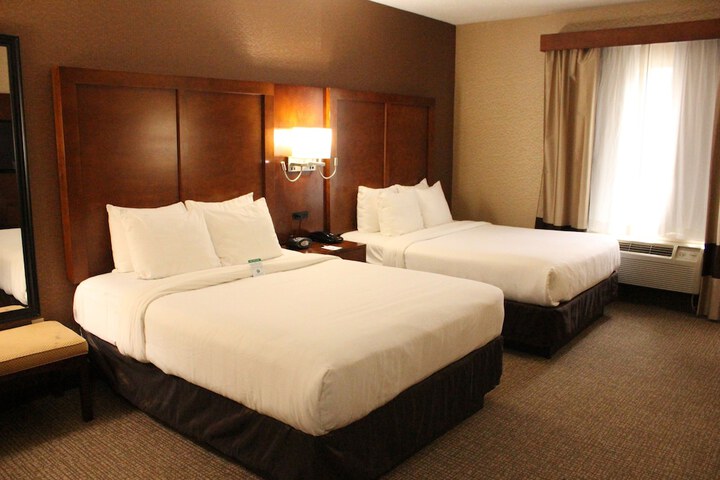 2 Queen Beds (13 of 20)