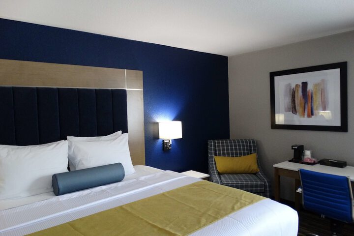 1 King Bed Microwave, Refrigerator High Speed Internet Accessible Full Breakfast (10 of 15)