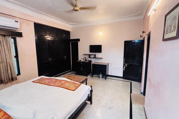 Room 6 of 15
