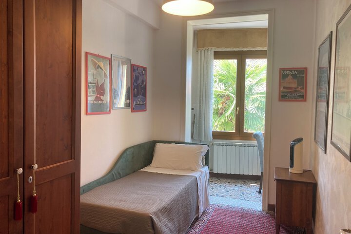 Room 10 of 98
