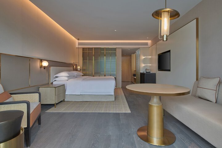 Room 6 of 94