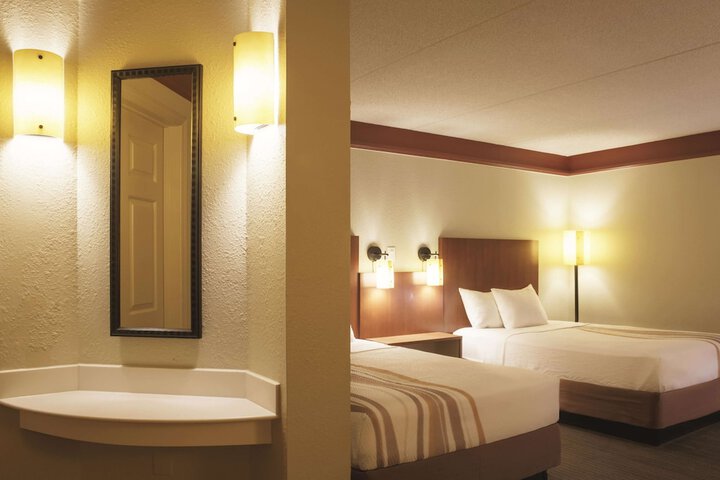 2 Double Beds (6 of 10)