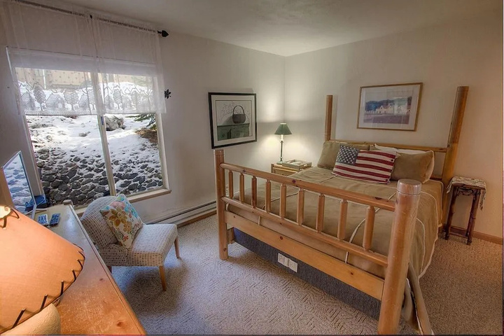 Room 4 of 12