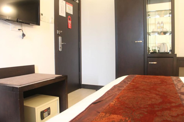 Room 11 of 32