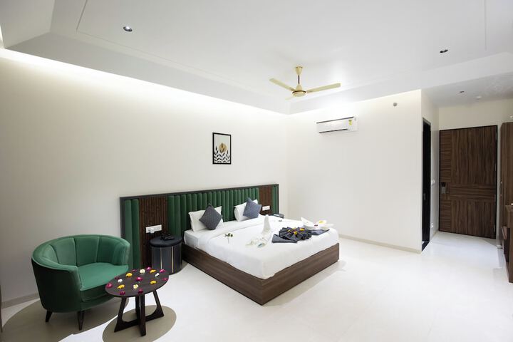 Room 4 of 18