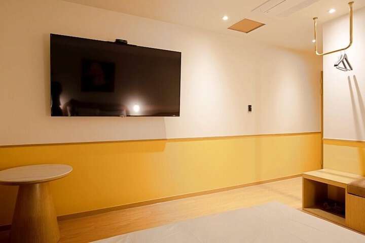 Room 5 of 74
