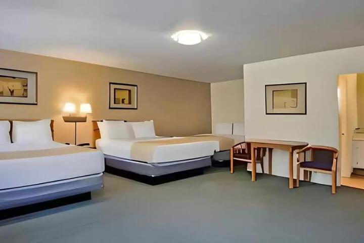 3 Queen Beds River View No Elevator (2 of 2)