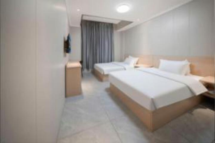 Room 6 of 6