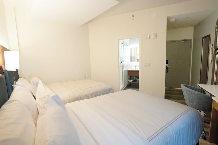 Room 32 of 68