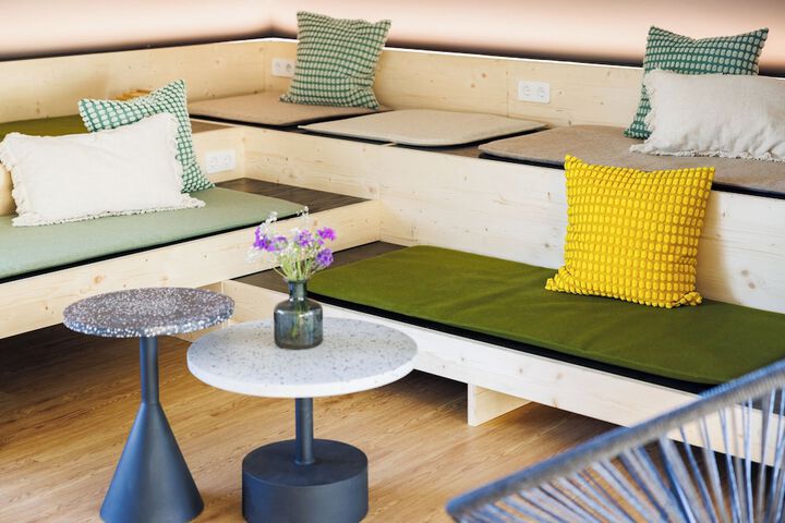 Lounge 17 of 25