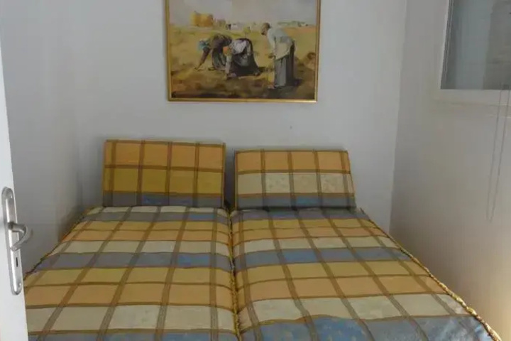 Room 5 of 10