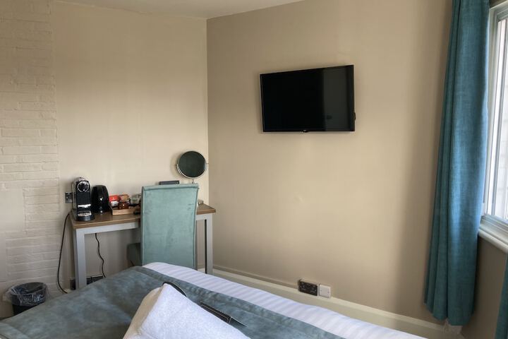 Room 17 of 33