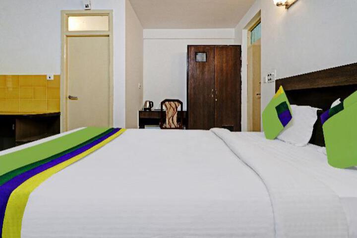 Room 27 of 33