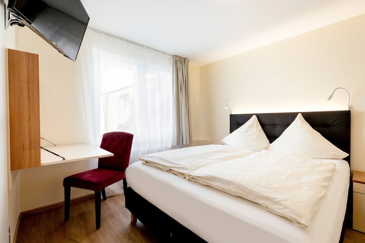 Room 4 of 16