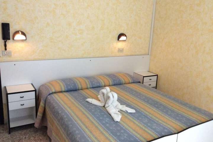 Room 6 of 34